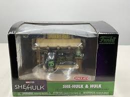 Funko Mini Moments She-hulk & Hulk - Scène Bar